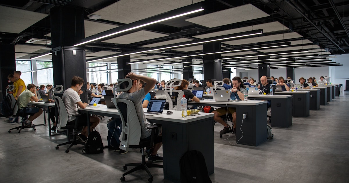 Étude Coface : l'IA menace d'abord ceux qui gagnent le plus